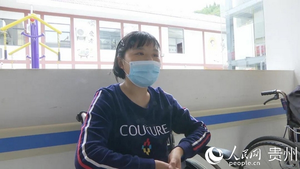 遵義新蒲新區：集中托養開啟重殘家庭脫貧幸福路在遵義市新蒲新區幸福家園某住宅樓，一段溫情的對話在三人展開。頭發稀少，皮膚黝黑的那個人叫張少明，是這兩個年輕人的爸爸……