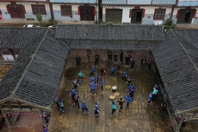 望謨縣新屯街道新屯村布依族同胞打糍粑