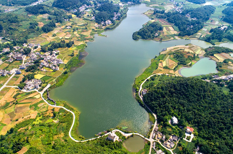 2022年6月21日拍攝的貴州省黔西市綠化白族彝族鄉大海子村（無人機照片）。