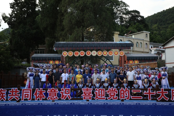 貴州長順：少數民族同胞歡度“六月六”。