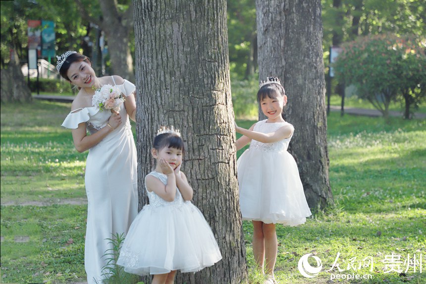 市民在阿哈湖公園內拍寫真。人民網 顧蘭云攝