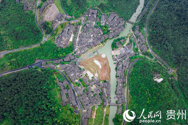 航拍烏江寨。人民網 涂敏攝