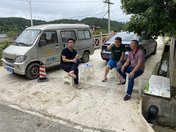 工作中的杜書睿(中)。受訪者供圖