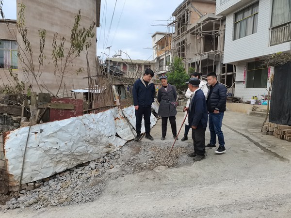 工作中的杜書睿(左一)。受訪者供圖