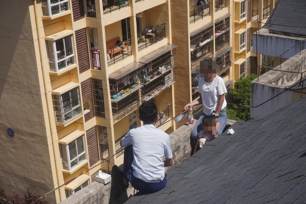 消防員勸說欲欲跳樓輕生女子。圖片由銅仁消防提供