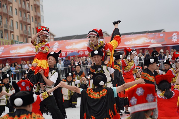 畢節百里杜鵑2022年旅游避暑季暨彝族火把節開幕。