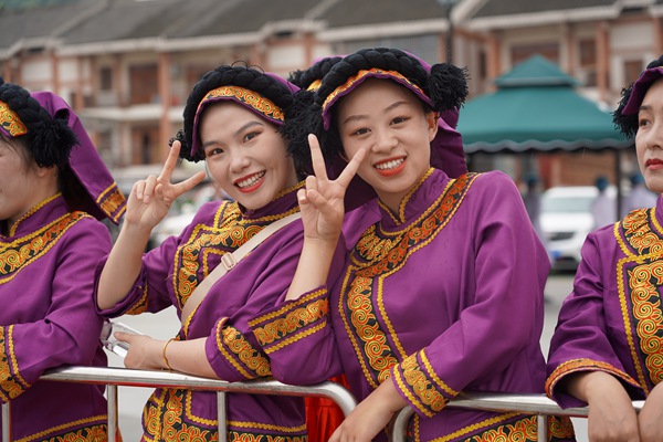 畢節百里杜鵑彝族火把節開幕。