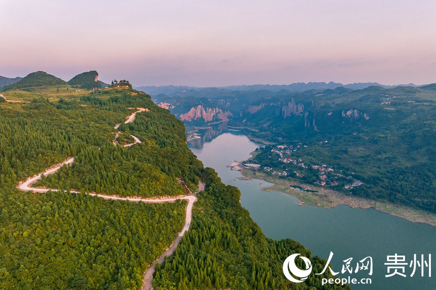 航拍貴州省畢節市黔西市新仁苗族鄉化屋村。人民網 涂敏攝