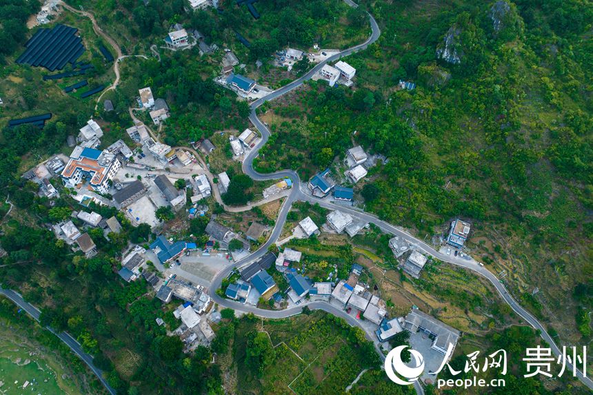 航拍貴州省畢節市黔西市新仁苗族鄉化屋村。人民網 涂敏攝