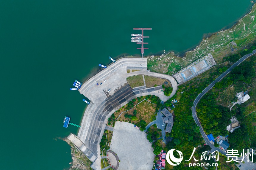 航拍化屋村的游客觀光碼頭。人民網 涂敏攝