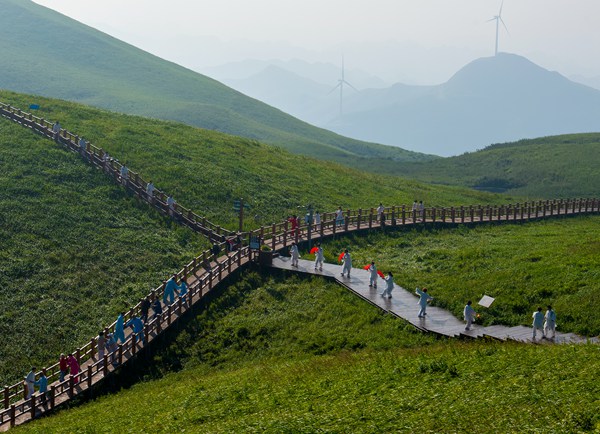 太極拳愛好者 在韭菜坪表演。李學友攝