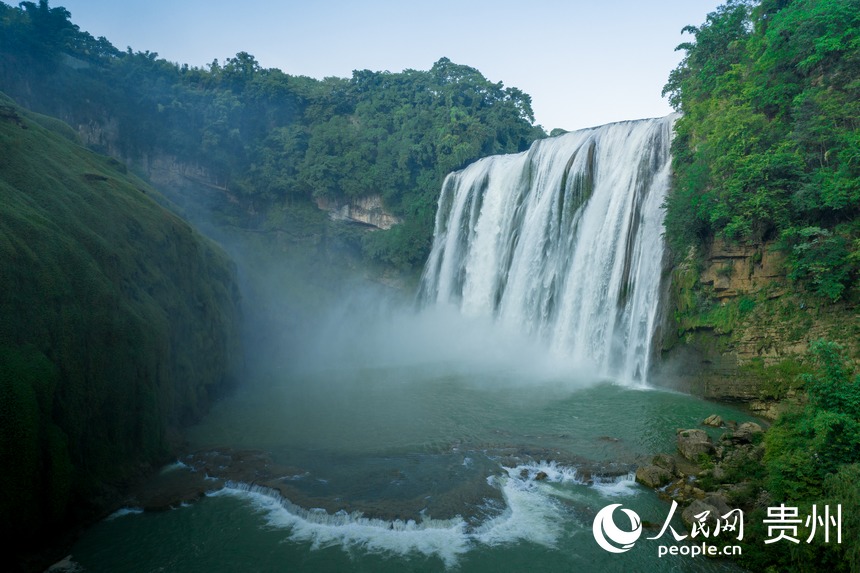 航拍豐水期的黃果樹大瀑布。人民網 涂敏攝