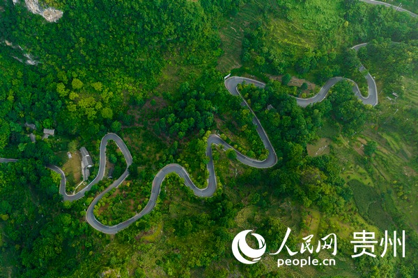 航拍化屋村的通村公路。人民網 涂敏攝