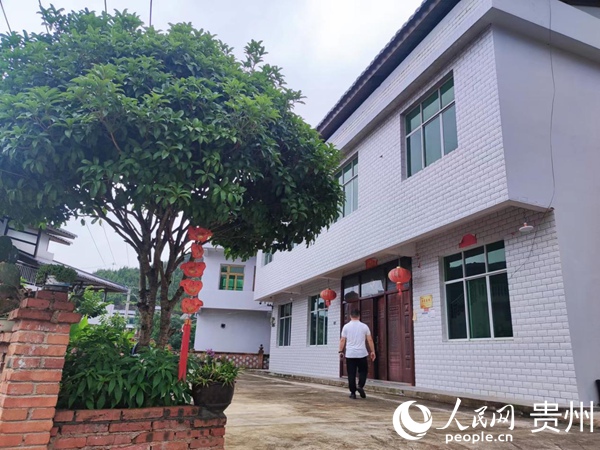 村民住上了干凈整潔的屋子。人民網 李麗萍攝
