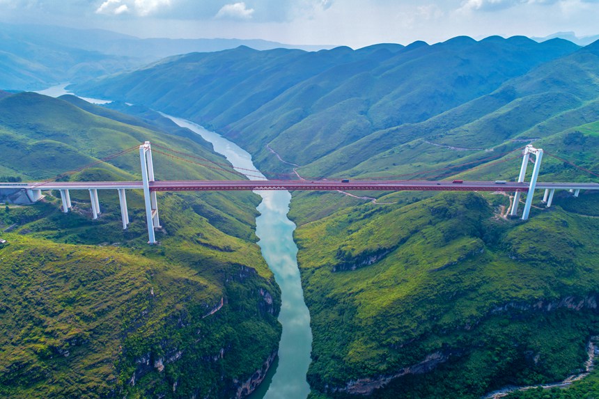 2008年建成，鎮勝高速北盤江大橋。貴州省交通運輸廳供圖