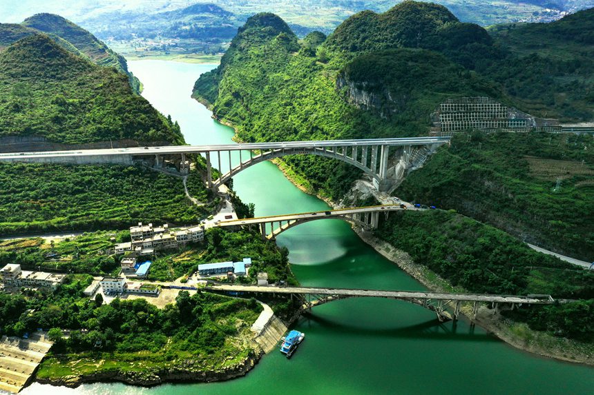 貴州織金至普定高速公路夜郎湖三橋交相輝映,共同見證貴州交通發展變遷。劉葉琳攝