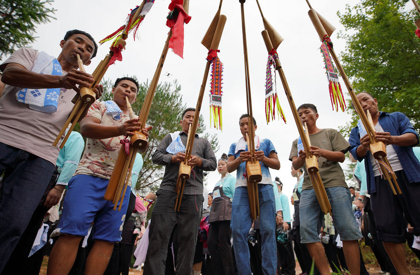 8月5日，苗族村民在吹奏傳統蘆笙。