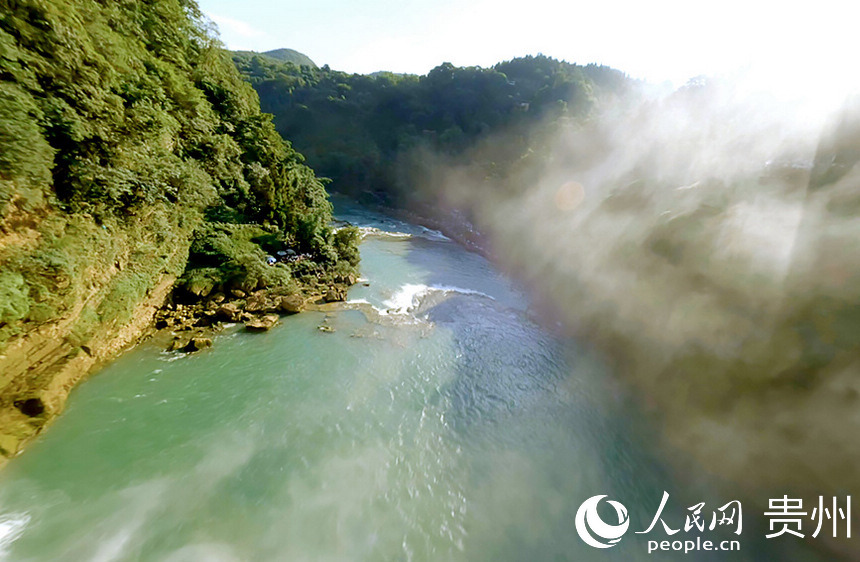 4 大瀑布腳下，穿行于水霧之中的無人機視角畫面。人民網 涂敏攝