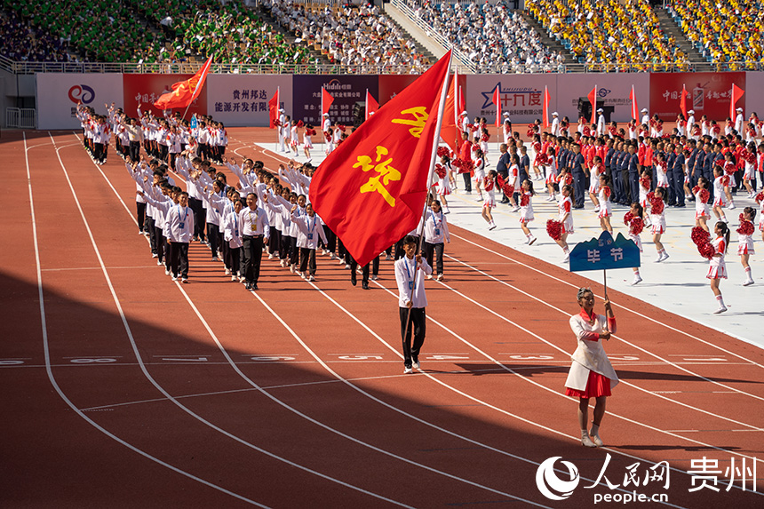 開幕式現場，各代表隊入場。人民網 涂敏攝