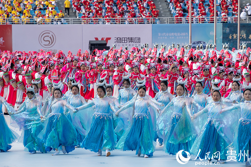 開幕式現場文藝表演。人民網 涂敏攝