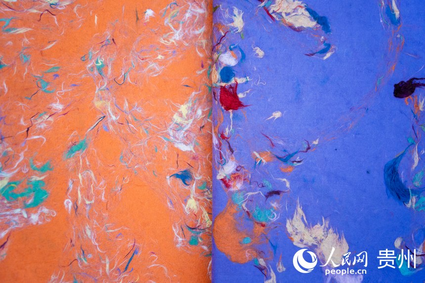 山地生活消費與非遺傳承展現場展示的古法造紙作品。人民網 涂敏攝