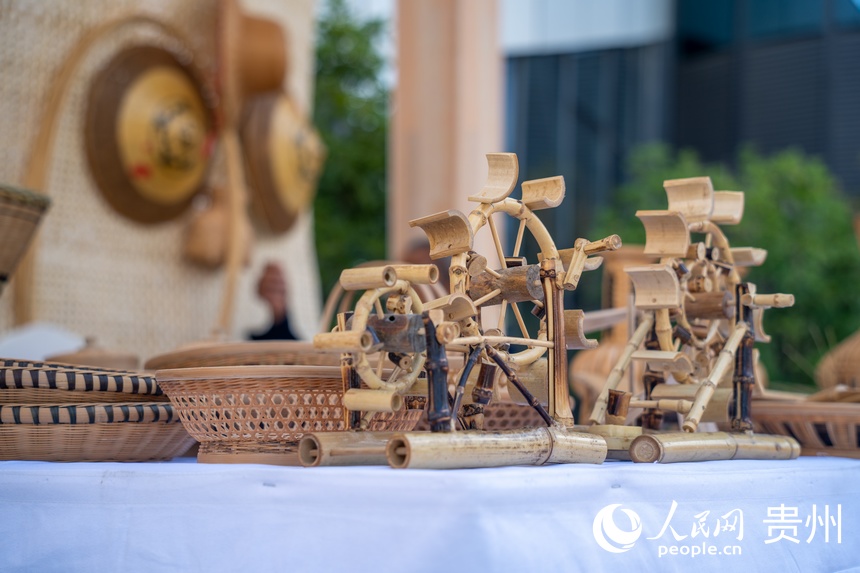 山地生活消費與非遺傳承展現場展示的三穗竹編作品。人民網 涂敏攝