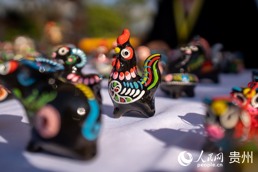 山地生活消費與非遺傳承展現場展示的非遺技藝黃平泥哨作品。人民網 涂敏攝