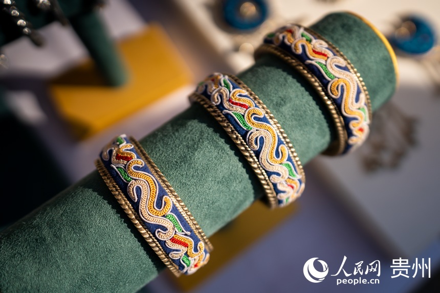 山地生活消費與非遺傳承展現場展示的非遺技藝水族馬尾繡作品。人民網 涂敏攝