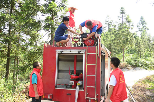 凝心聚力抗旱保民生。