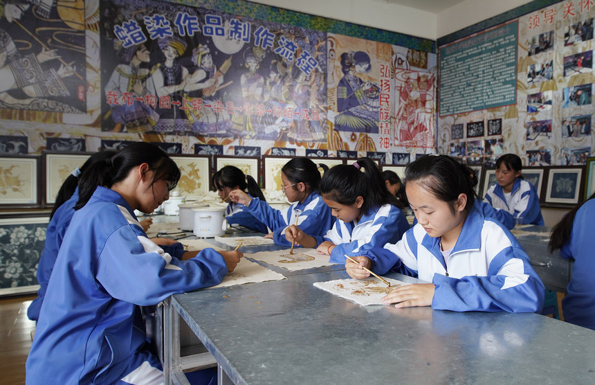 8月25日，學生在藝術課上體驗苗族蠟染繪畫。