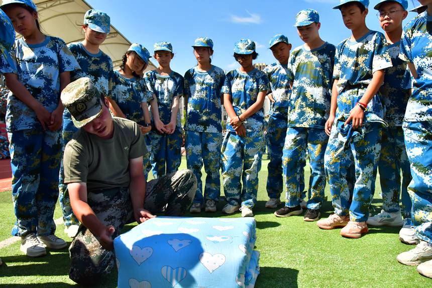 8月27日，教官在大方金塔英才學校給新生演示疊軍被。陳錦川攝