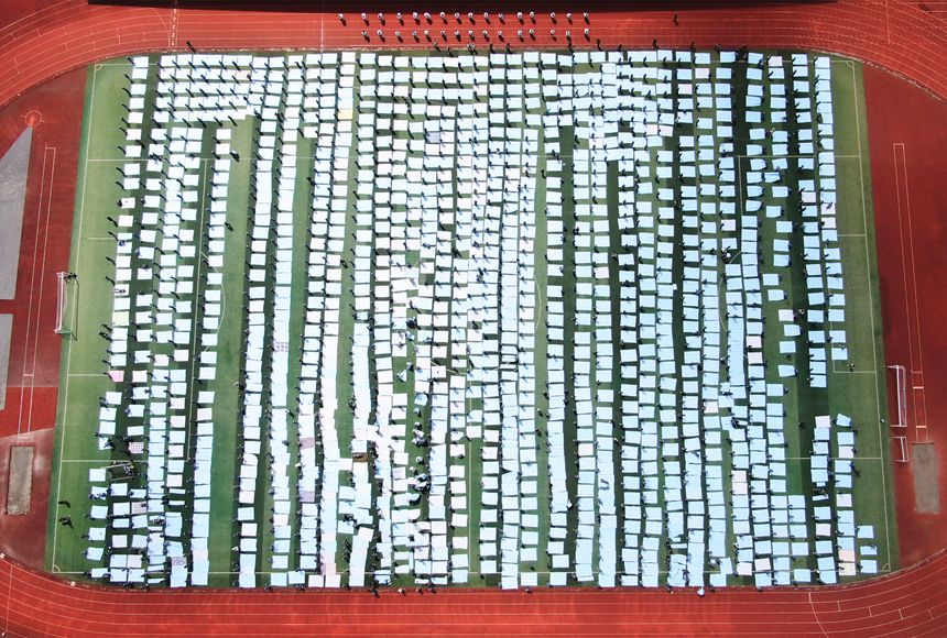 8月27日，新生在大方金塔英才學校操場疊軍被比賽現場航拍。周訓貴攝