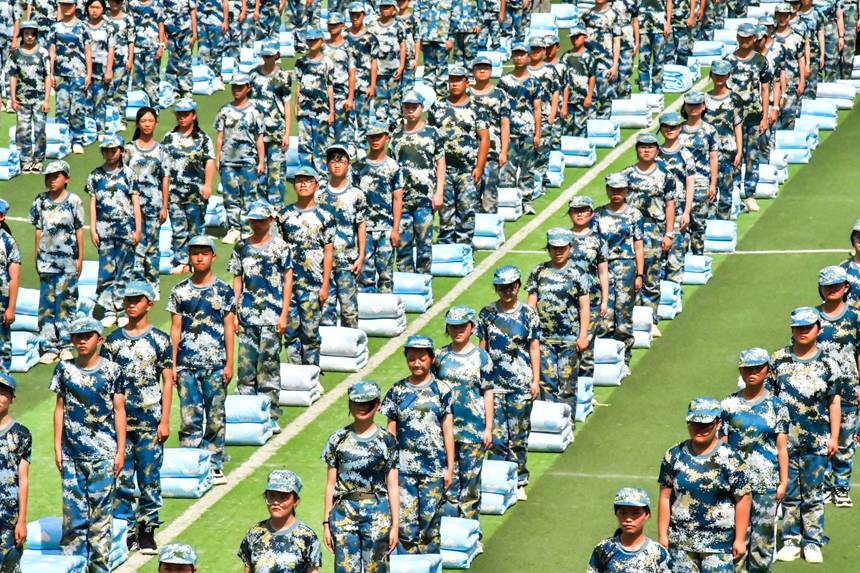 8月27日，新生在大方金塔英才學校操場疊軍被現場。陳錦川攝