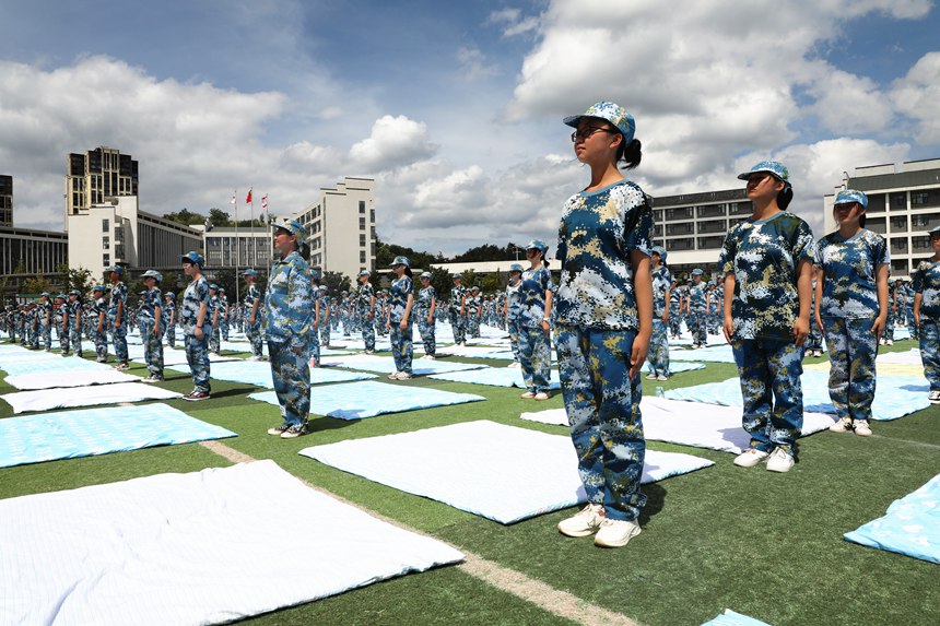 8月27日，新生在大方金塔英才學校整裝聽候比賽指令。陳錦川攝