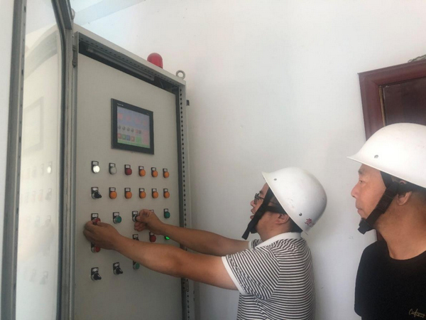 工作人員開閘放水。