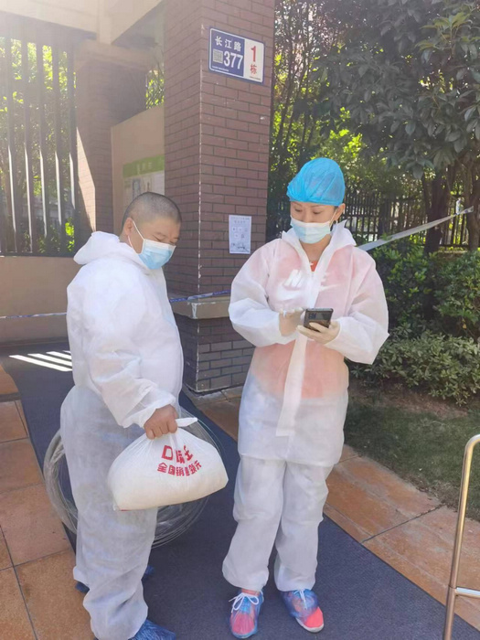徐榮（左）在抗疫一線。