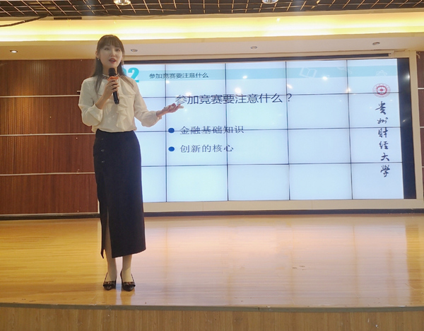 張克雯對學生進行賽前培訓。受訪者供圖