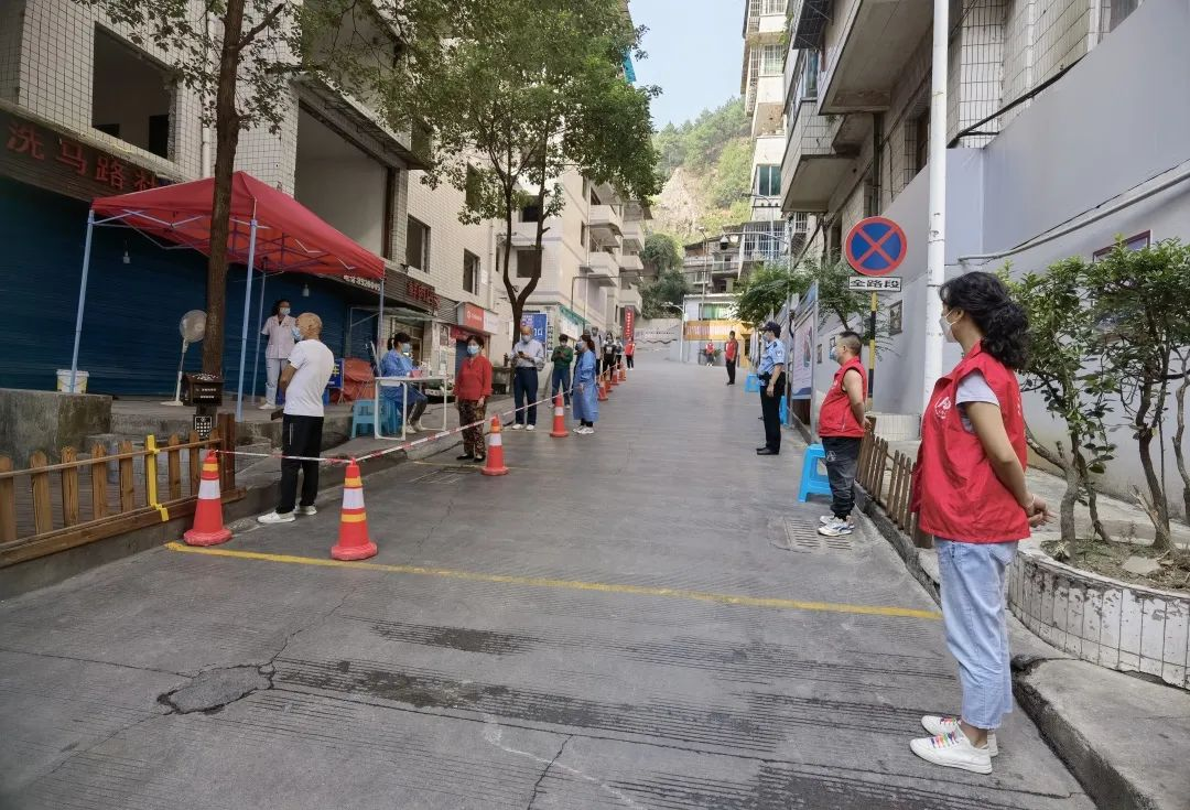 匯川區洗馬辦：“七規范”  助力核酸檢測有序有效。