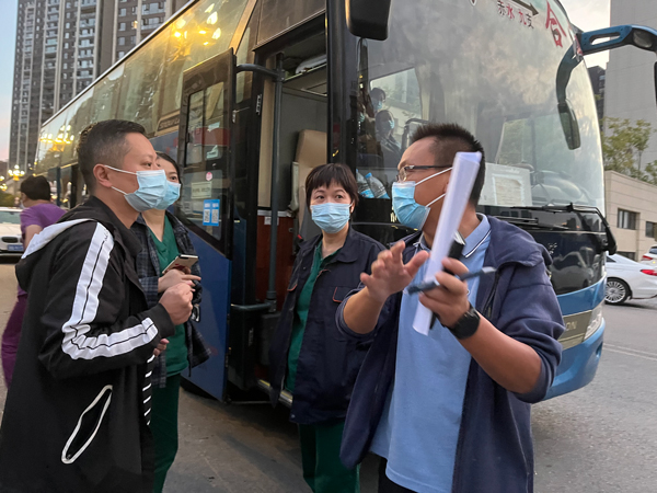 肖德衛（右）正在對接疫情防控工作。受訪者供圖