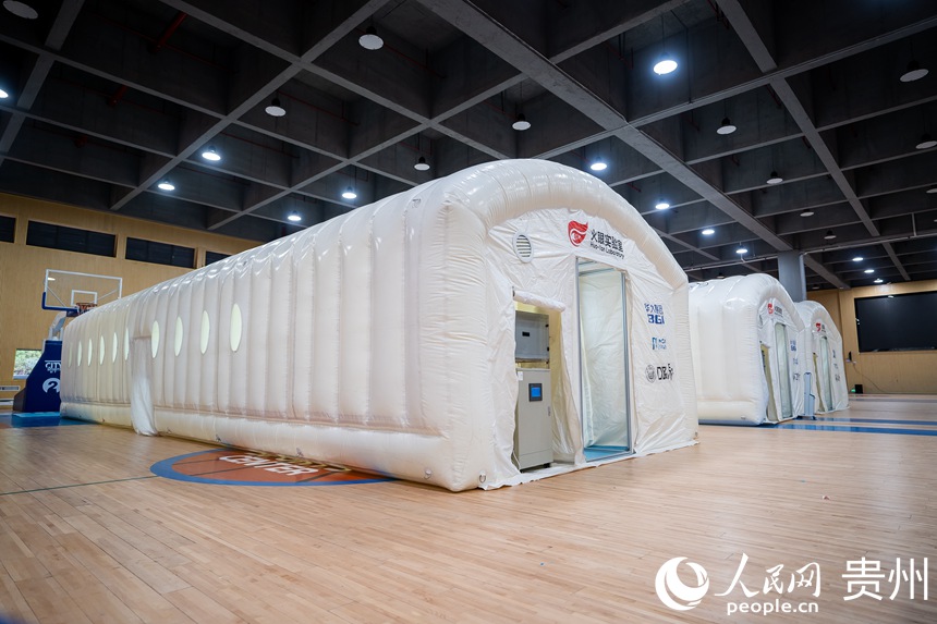 位于貴州省貴陽市云巖區未來方舟中天體育中心的氣膜倉“火眼”實驗室。人民網 涂敏攝