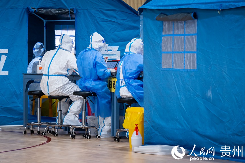 醫務人員正在接收當日采集的核酸樣本。人民網 涂敏攝