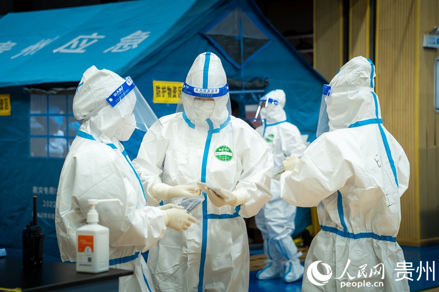 醫務人員在做進倉前的準備工作。人民網 涂敏攝