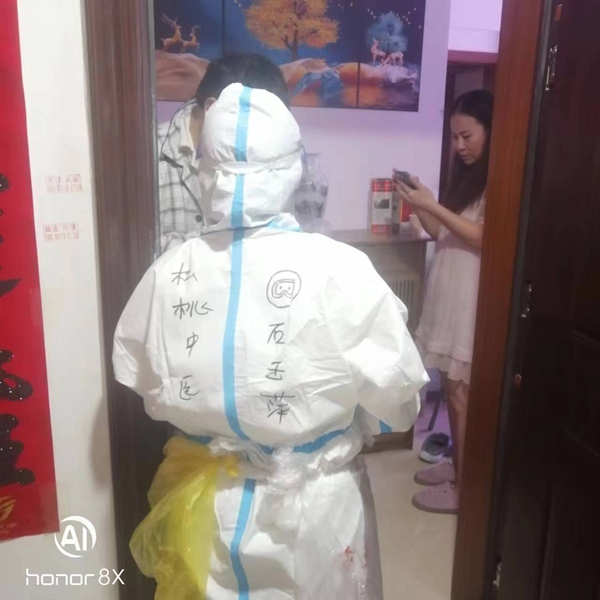 石玉萍上門采核酸。