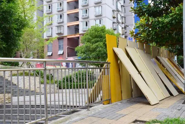 中壩幸福小區硬隔離措施。