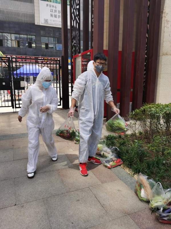 1.貴州大學黨委組織部的教師黨員李志剛參加社區抗疫志愿服務。