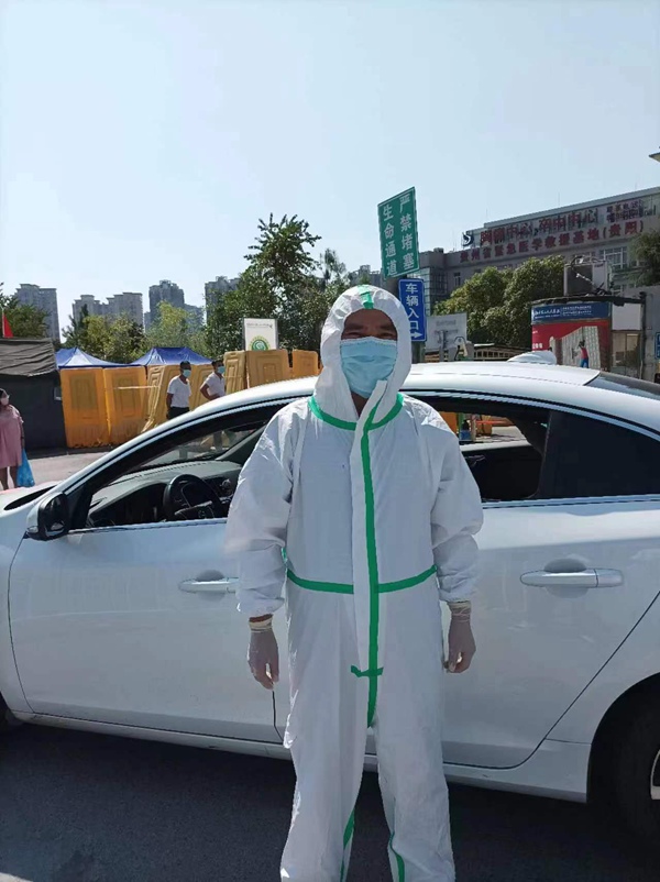 2.貴州大學紀委、監察專員辦的教師黨員周賢軍參加社區抗疫志愿服務。