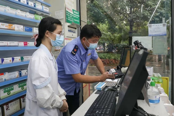 執法人員查驗進貨臺賬、銷售記錄等。