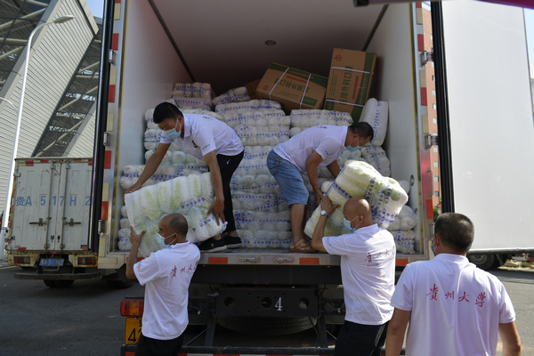 志愿者正在卸載愛心物資。