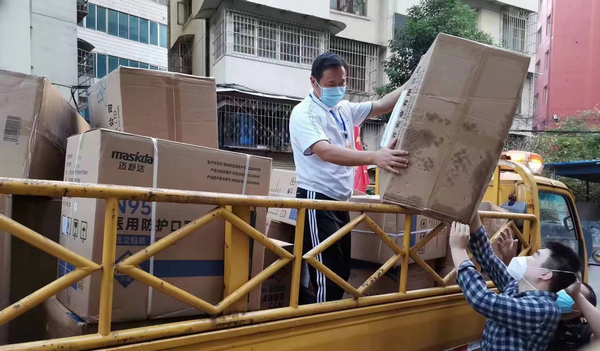 9.貴州省耐一公益基金會捐贈的防疫物資卸貨現場。