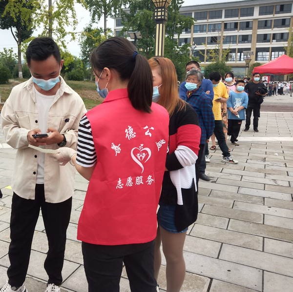 10.貴州省善德公益基金會志愿者在卡點為群眾提供服務。